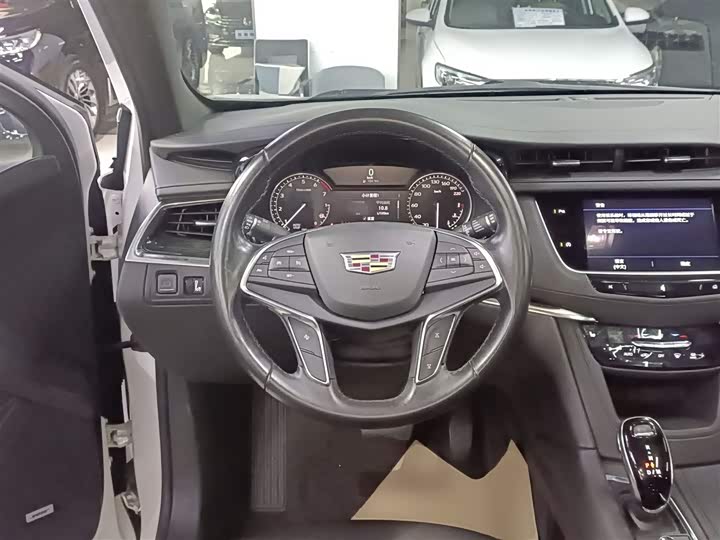 Фото 11 - Cadillac XT5