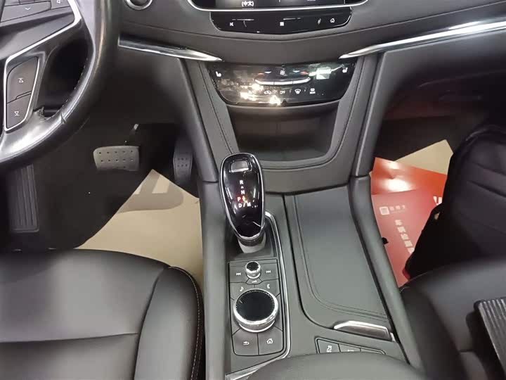 Фото 14 - Cadillac XT5