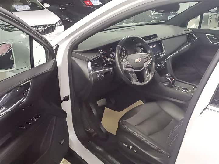 Фото 16 - Cadillac XT5