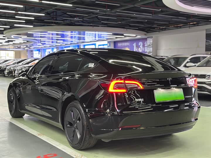 Фото 4 - Tesla Model 3