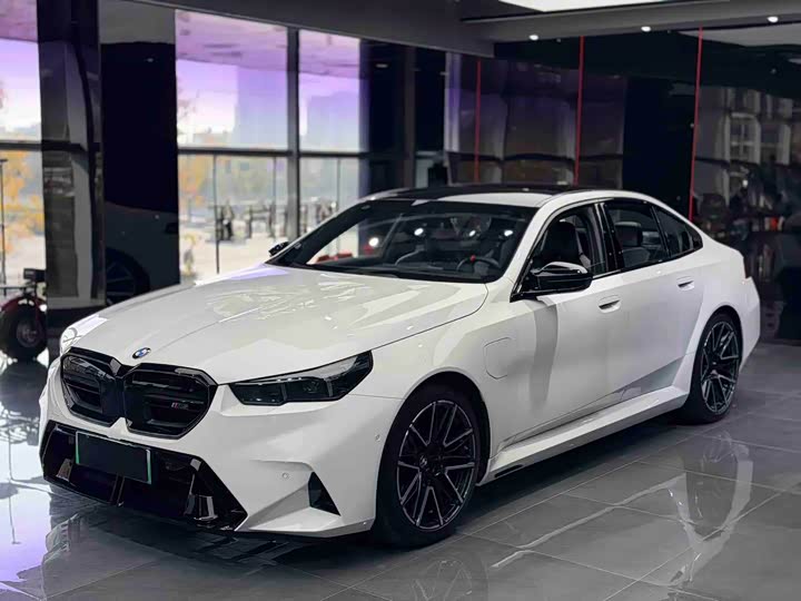 Фото 1 - BMW M5 Hybrid