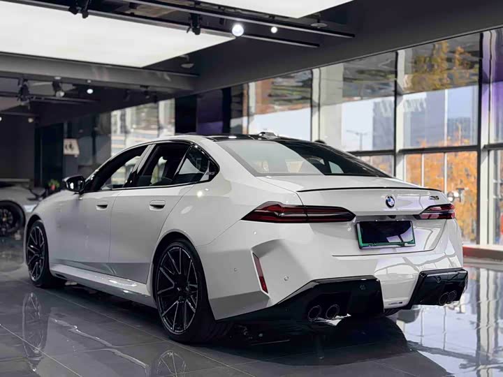 Фото 5 - BMW M5 Hybrid