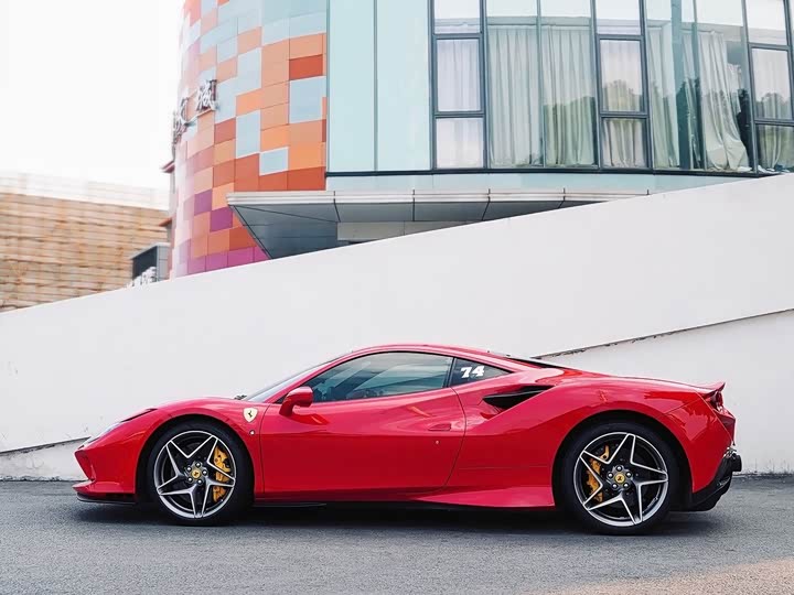 Фото 2 - Ferrari F8