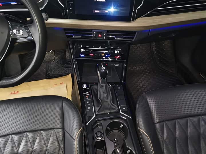 Фото 14 - Volkswagen Passat