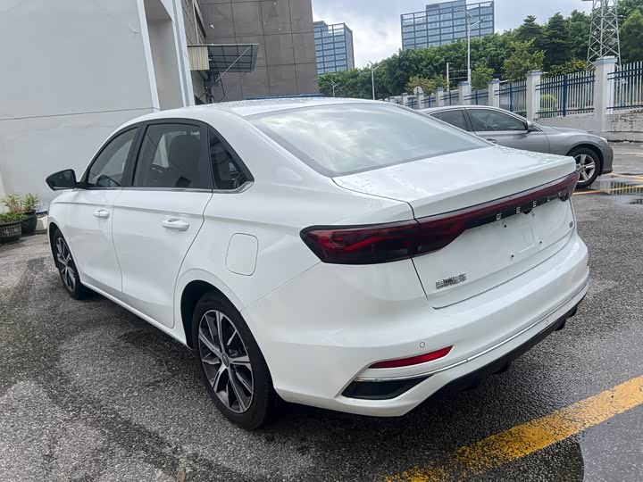 Фото 9 - Geely Emgrand