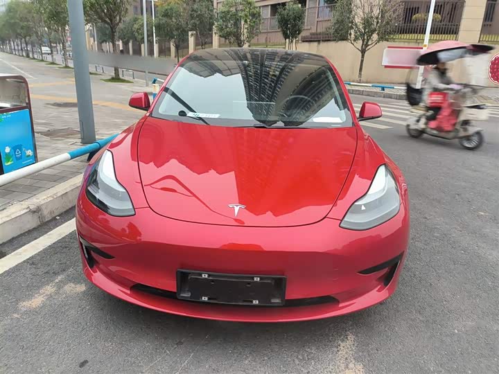 Фото 3 - Tesla Model 3