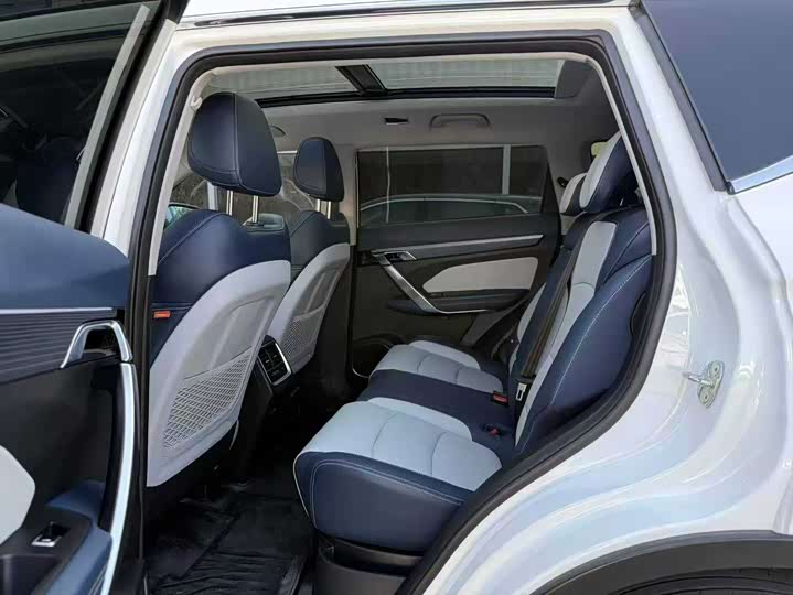 Фото 5 - Geely Atlas