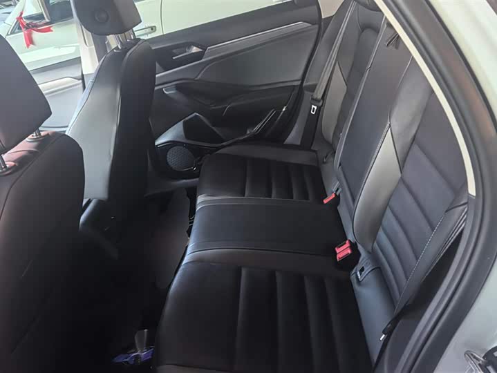 Фото 11 - Volkswagen Sagitar L