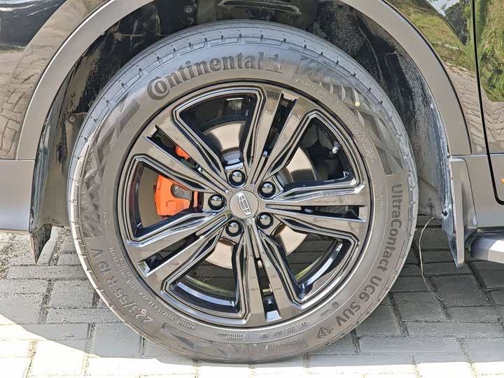 Фото 10 - Geely Atlas