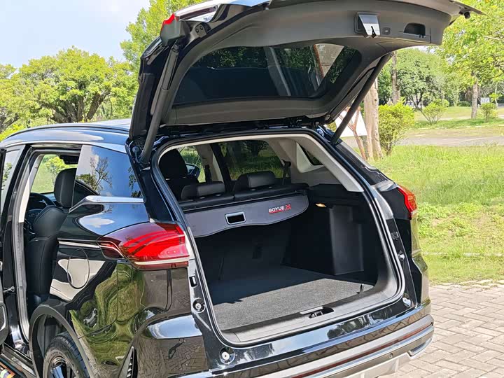 Фото 13 - Geely Atlas