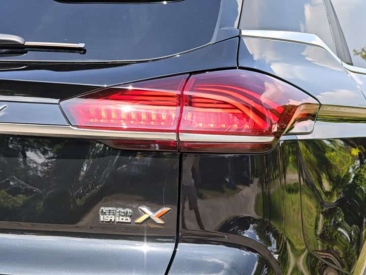 Фото 15 - Geely Atlas