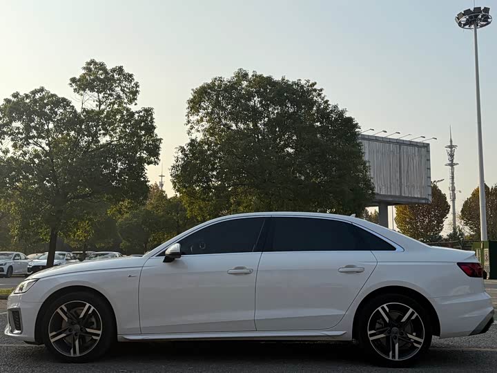 Фото 12 - Audi A4L