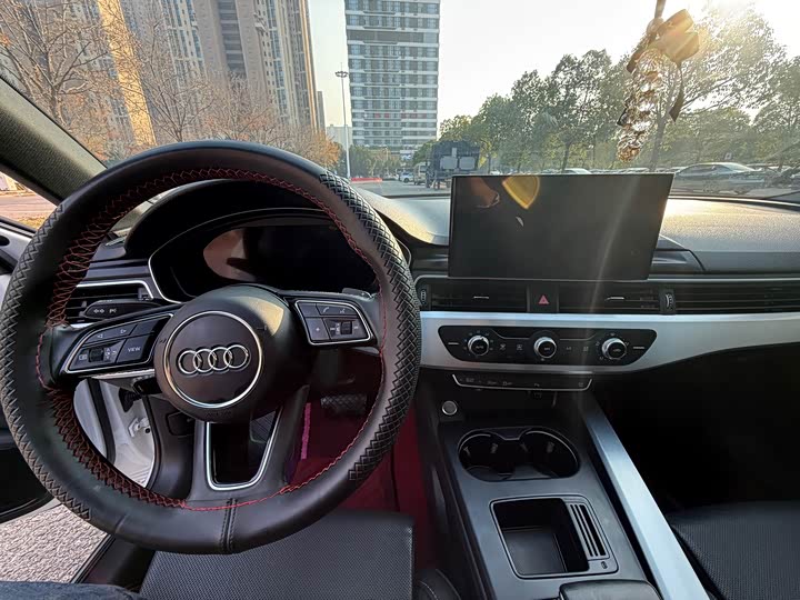 Фото 8 - Audi A4L