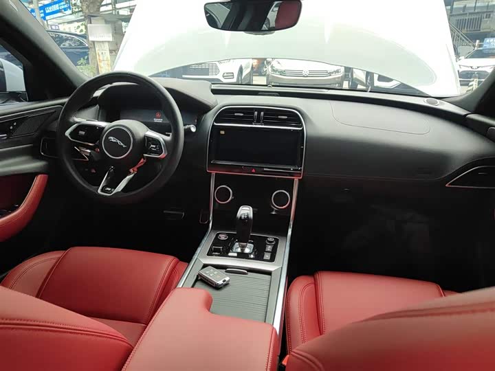 Фото 10 - Jaguar XE L