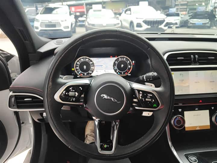 Фото 11 - Jaguar XE L