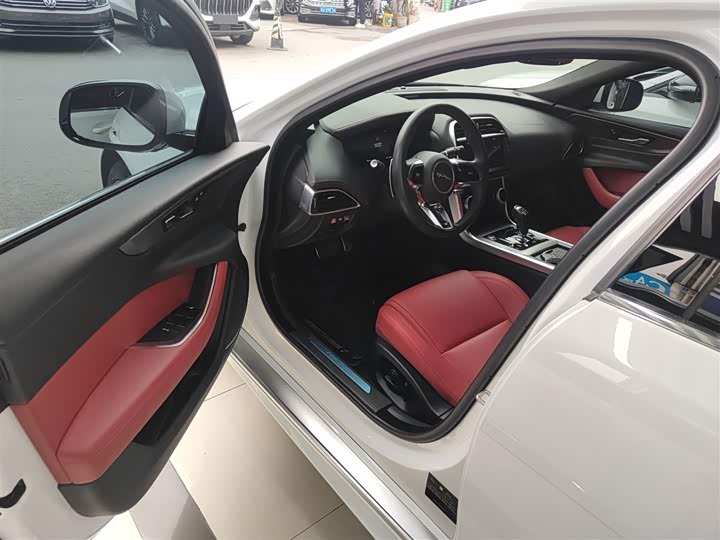 Фото 16 - Jaguar XE L