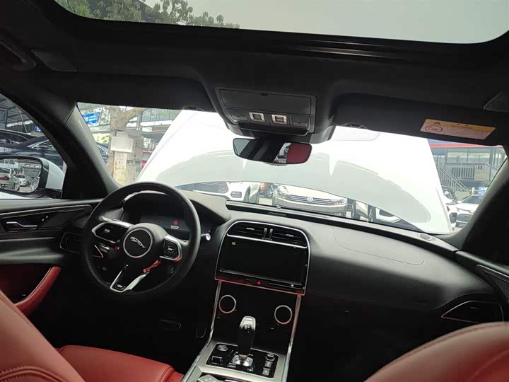 Фото 18 - Jaguar XE L