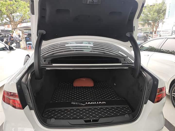 Фото 19 - Jaguar XE L