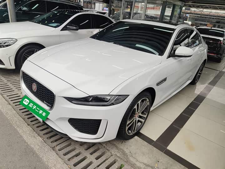 Фото 2 - Jaguar XE L