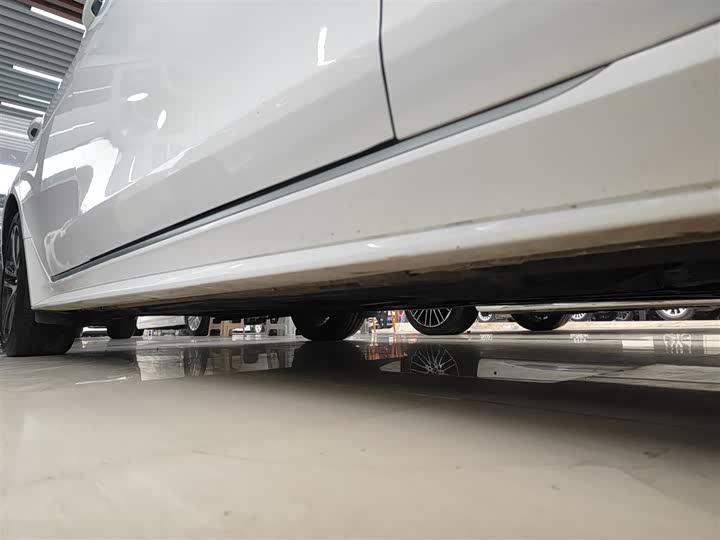 Фото 21 - Jaguar XE L