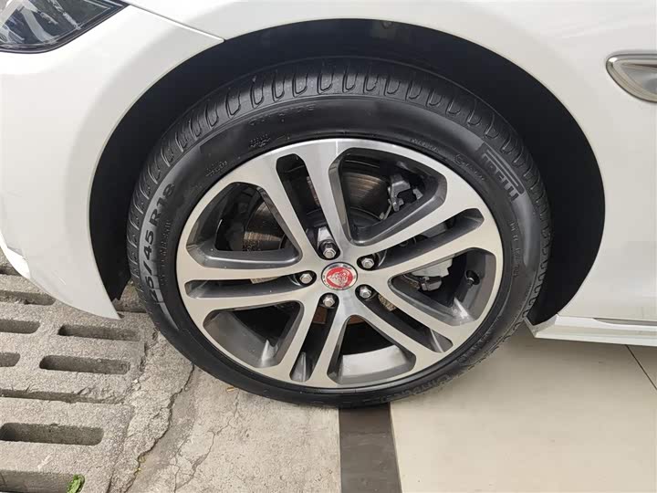 Фото 23 - Jaguar XE L