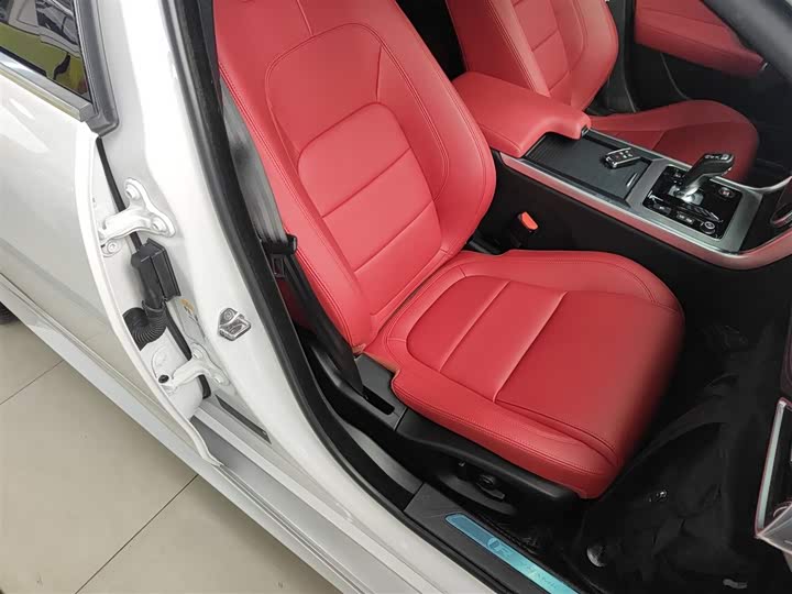 Фото 25 - Jaguar XE L