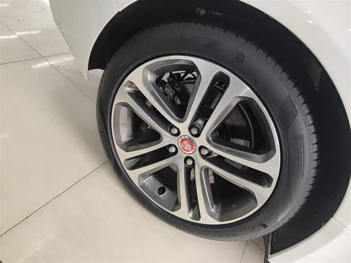 Фото 26 - Jaguar XE L