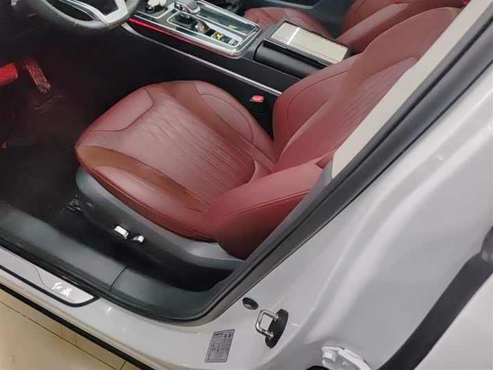 Фото 15 - Hongqi HS5