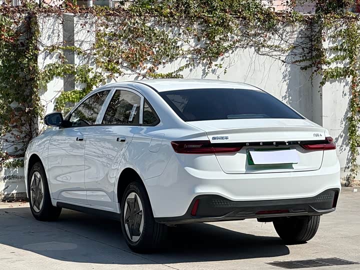 Фото 10 - Geely Geometry A