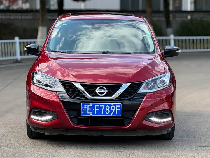 Фото 2 - Nissan Tiida