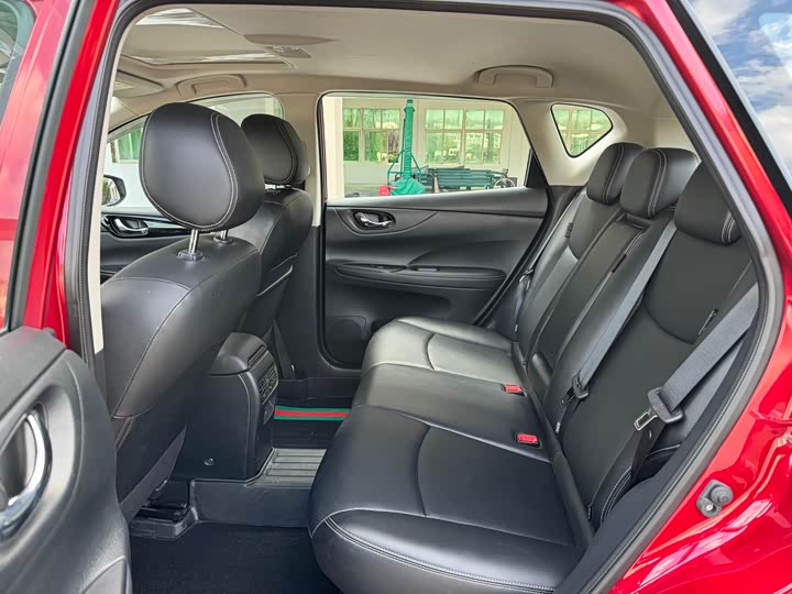 Фото 8 - Nissan Tiida