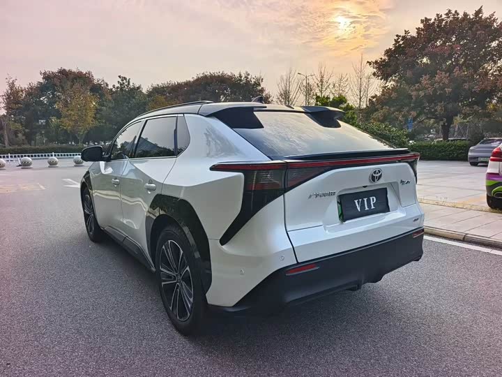 Фото 9 - Toyota bZ4X