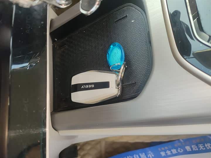 Фото 9 - Geely Icon