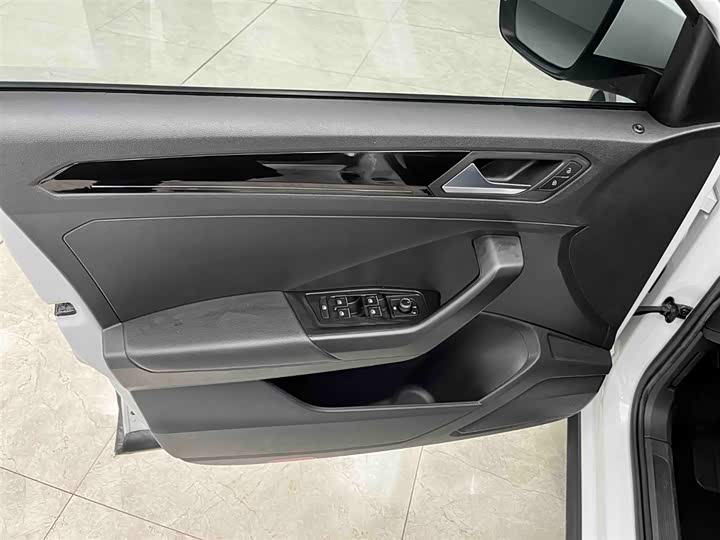 Фото 10 - Volkswagen T-Roc