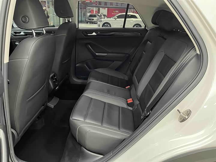 Фото 14 - Volkswagen T-Roc