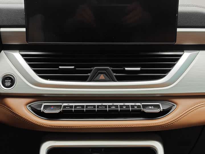 Фото 16 - Geely Vision X6