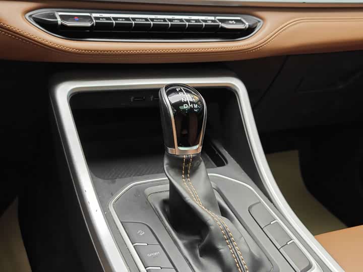 Фото 17 - Geely Vision X6