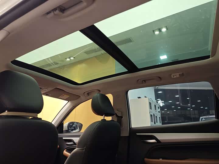 Фото 23 - Geely Vision X6