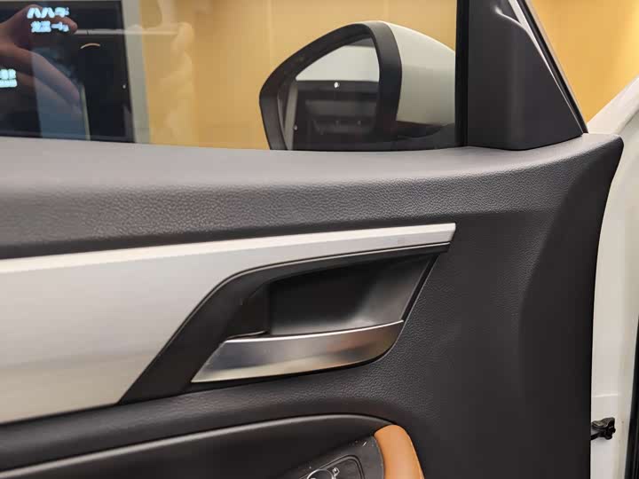 Фото 8 - Geely Vision X6