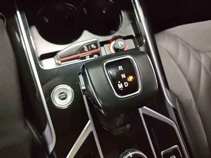 Фото 14 - Hongqi HS5