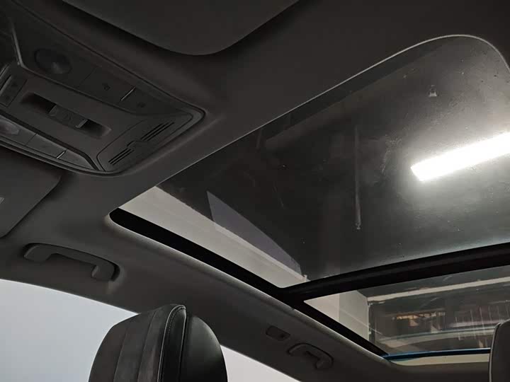 Фото 18 - Hongqi HS5