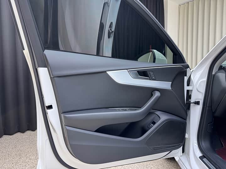 Фото 13 - Audi A4L