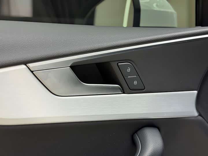 Фото 14 - Audi A4L