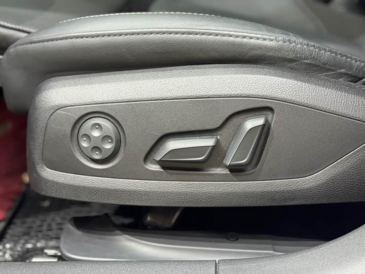 Фото 15 - Audi A4L