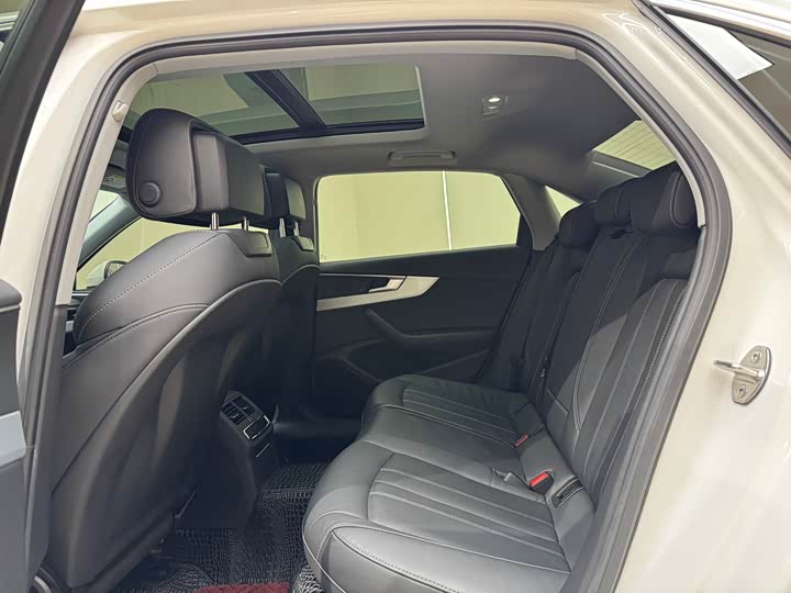 Фото 17 - Audi A4L