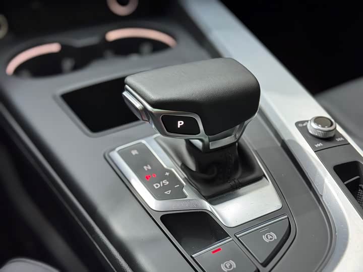 Фото 26 - Audi A4L