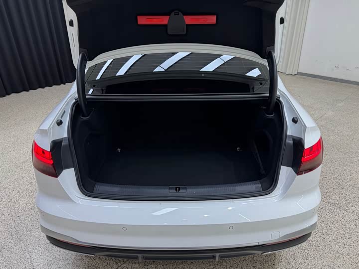 Фото 33 - Audi A4L