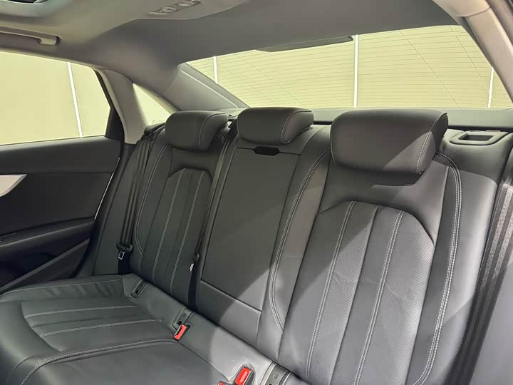 Фото 37 - Audi A4L