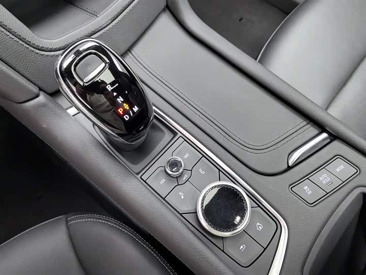 Фото 13 - Cadillac XT5