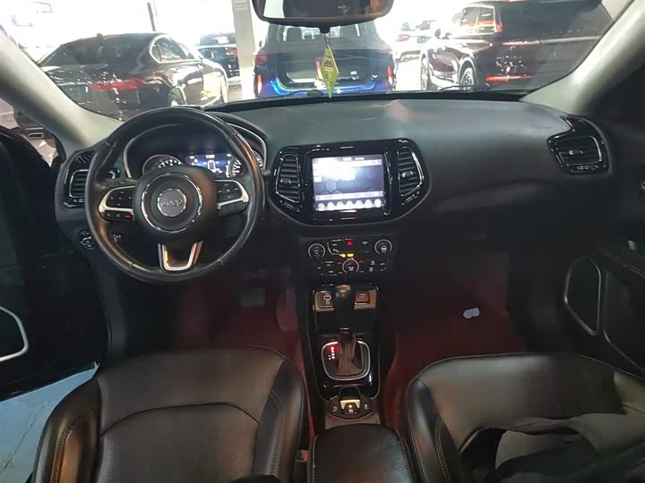 Фото 10 - Jeep Compass